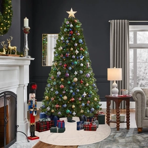 Détail d'un tapis de sapin de Noël en tricot crème avec décorations et boîtes cadeaux