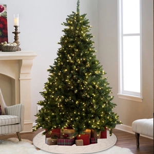 Détail de la jupe de sapin de Noël en tricot crème avec texture en maille torsadée
