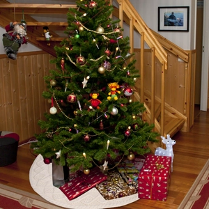 Détail de la jupe de sapin de Noël blanche en grosse maille aux motifs losanges