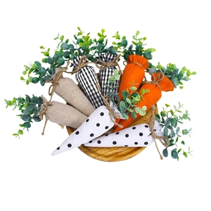 Lot de carottes de Pâques en tissu avec pois et motifs de jute sur plateau