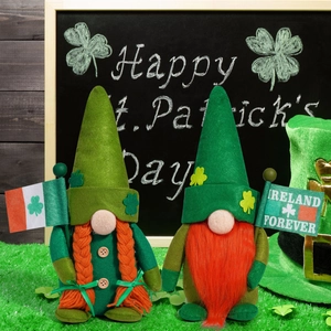 St. Patrick's Day Zwerge Plüschpuppen mit orangem Bart und grünen Kleeblatthüten im Gras
