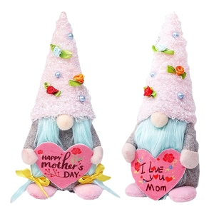 Gnomes de la fête des mères avec chapeaux roses et cœurs pour décoration maison