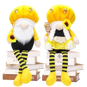 Bienen-Zwergen-Plüschpuppen-Set mit Sonnenblume und Honigstab auf weißem Hintergrund