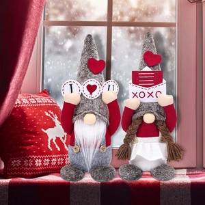 Set de gnomes de la Saint-Valentin en peluche avec motifs cœurs sur un rebord