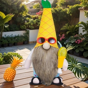 Gnomo estivo all'ananas con occhiali da sole e bibita su patio in legno
