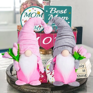 Paire de gnomes de fête des mères en peluche avec tulipes roses sur plateau décoratif
