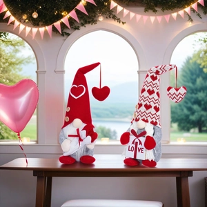 Gnomes de la Saint-Valentin en peluche avec motifs cœurs et boîtes cadeaux Love