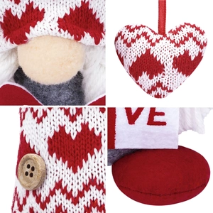 Détail du motif cœur tricoté et feutrine LOVE sur pendentif de gnome en peluche et bouton bois