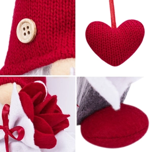 Détails du gnome fait main montrant la maille rouge et les décorations de fleurs en feutre