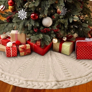 Nahaufnahme der cremefarbenen gestrickten Weihnachtsbaumdecke mit dickem Zopfmuster