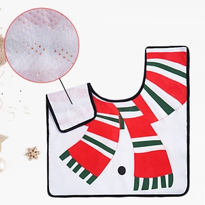 Détail du tapis de toilette bonhomme de neige avec envers antidérapant et motif de Noël festif