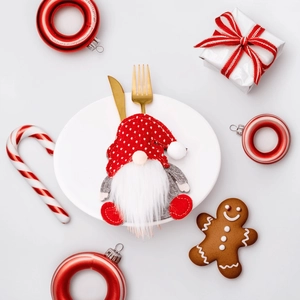 Porta cubiertos de gnomo navideño con gorro rojo para decoración de mesa festiva