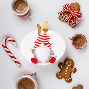 Portacubiertos navideño de gnomo festivo con gorro de rayas rojas y barba blanca decorativa