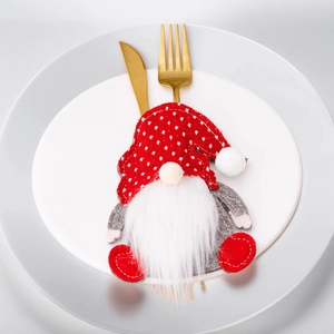 Porta cubiertos de Navidad gnomo con gorro rojo de lunares y cubiertos dorados en plato