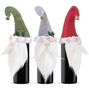 Lot de trois cache-bouteilles gnomes en rouge, vert et gris avec cloches et fausse fourrure
