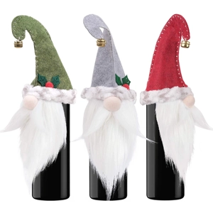 Trois couvre-bouteilles de Noël gnomes avec grelots et longues barbes blanches en rouge vert gris