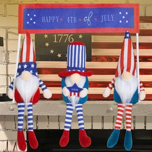 Set di tre gnomi patriottici del Giorno dell'Indipendenza con banner USA e stelle