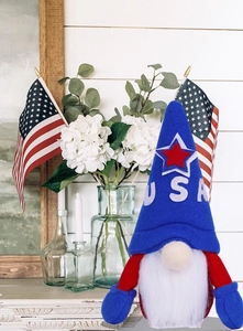 Dettaglio di uno gnomo di peluche USA con cappello blu e stelle per il Giorno dell'Indipendenza