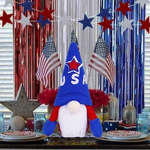 Dettaglio di gnomo a tema USA con decorazioni festive in rosso, bianco e blu per festa