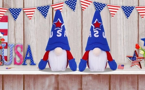 Gnomi patriottici del 4 luglio con ricamo USA su un tavolo di legno bianco decorato