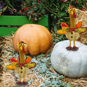 Détail de deux figurines de dinde de Thanksgiving avec texture en toile et corps en citrouille