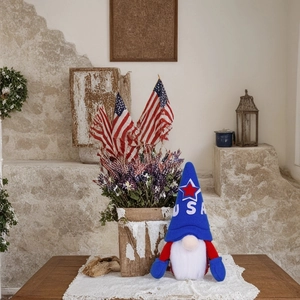 Dettaglio dello gnomo patriottico USA con ornamenti rossi, bianchi e blu festivi