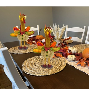 Détails de figurines de dinde en tissu sur une table décorée pour la fête des récoltes