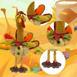 Figurine de dinde de Thanksgiving en peluche avec plumes en feutrine sur fond de récolte