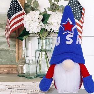 Gnomo patriottico del 4 luglio con cappello USA su un caminetto bianco per decorazione