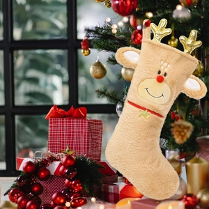 Chaussette de Noël en peluche renne avec bois dorés et détails d'étoiles sur un sapin