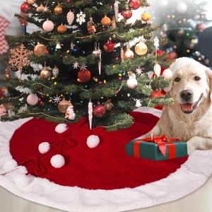Gonna per albero di Natale in maglia rossa con bordo in finta pelliccia bianca e pompon