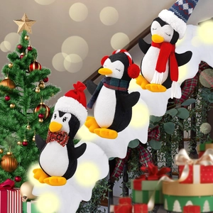 Trois pingouins de Noël en peluche avec écharpes et chapeaux sur support nuage