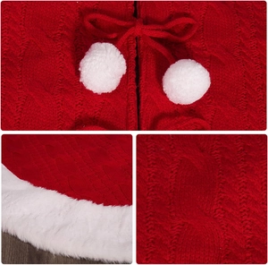 Dettaglio del tappeto per albero di Natale in maglia rossa con pompon bianchi e bordo soffice
