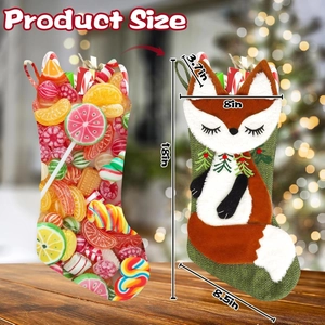 Détail des chaussettes de Noël en peluche renard avec motifs de bonbons et écharpes tricotées