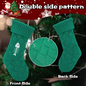 Calza di Natale in maglia verde con motivo a lisca di pesce su un albero decorato