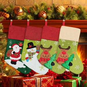 Set van 4 kerstsokken met kerstman, sneeuwpop en rendier hangend aan de haard