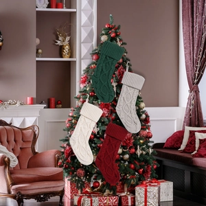 4er-Set große Strick-Weihnachtssocken mit Zopfmuster in Rot, Grün, Grau und Cremeweiß