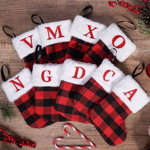 Chaussettes de Noël à carreaux rouges et noirs avec fausse fourrure et lettres brodées