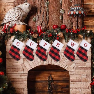 Lot de 6 chaussettes de Noël à carreaux rouges et noirs avec fourrure blanche et lettres