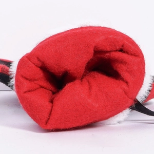 Détail de la botte de Noël en feutre rouge avec bordure en peluche et texture velours