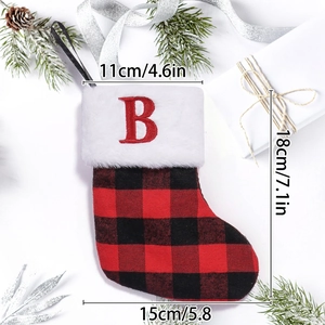 Détail d'une chaussette de Noël à carreaux rouges et noirs avec revers en fausse fourrure