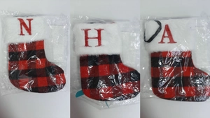 Détail de la chaussette de Noël à carreaux rouges et noirs avec fausse fourrure et broderie