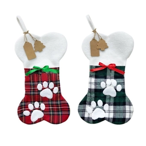 Calze di Natale a forma di osso con motivo a quadri, ecopelliccia e etichette regalo