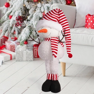 Dettaglio ravvicinato di un pupazzo di neve in peluche con gambe telescopiche e braccia a ramo