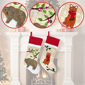 Weihnachtssocken-Set mit 3D-Bär und Fuchs Motiven am weißen Kamin aufgehängt