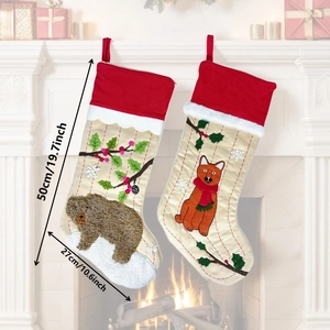 Detailansicht der 50 cm Weihnachtsstrümpfe mit 3D-Plüschbär- und Fuchsmotiven