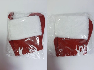 Dettaglio di calze natalizie rosse con risvolti in peluche bianco e motivi di renna