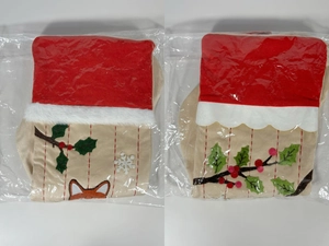 Detailansicht von zwei Weihnachtssocken mit Fuchsstickerie in Klarsichtverpackung