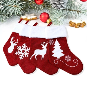 Set di quattro calze di Natale rosse con motivi di alci e fiocchi di neve per decorazione