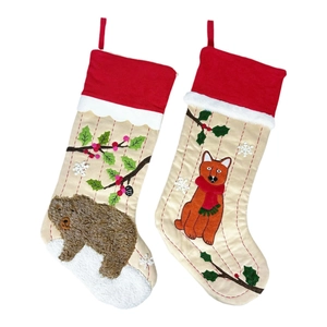 Set aus zwei Weihnachtsstrümpfen mit 3D-Bär- und Fuchs-Stickerei auf beigem Segeltuch